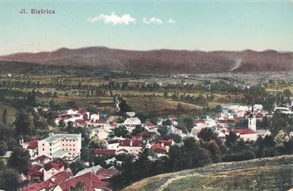 Ilirska Bistrica leta 1908 razkriva pogled na starejši del mesta s cerkvijo sv. Jurija in stavbo prve kranjske tovarne testenin Pekatete (Razglednico je založi Josip Brinšek, trgovec in posestnik, iz zbirke Vojka Čeligoja)