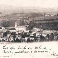 Ilirska Bistrica 1898, kjer je viden  osrednji del kraja s cerkvijo sv. Jurija. Na desni je trnovska cerkev sv. Petra, levo zgoraj pa cerkev sv. Trojice (založil trgovec Josip Brinšek, iz zbirke Vojka Čeligoja)