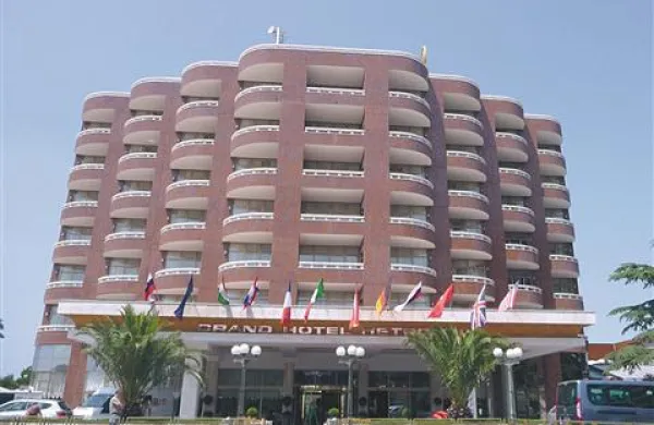 Prenovljeni Grand hotel Metropol privablja poglede - zainteresirane ali zgolj  radovedne?