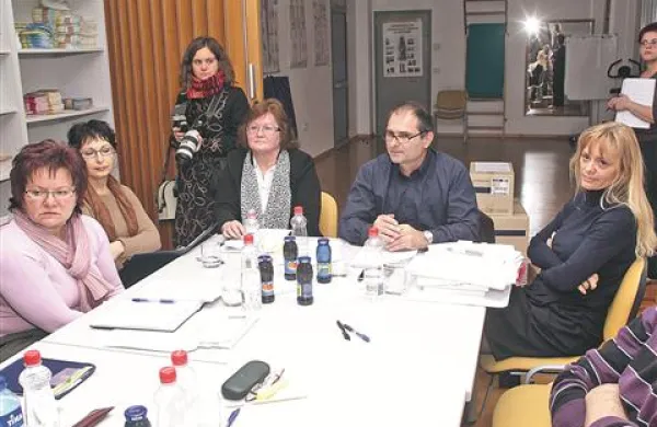Desno od Nardina je odvetnica sveta zavoda Monika Mavsar, levo občinska revizorka Zdenka Štanta in članici sveta zavoda iz vrst  Zavoda za zdravstveno zavarovanje Slovenije,  Anuška Kodrič in Nadja - Liljana Flego