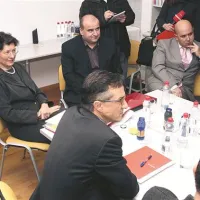 Levo  od Kalanove je njen odvetnik Janez Tekavc in  pomočnik Matej Intihar, desno Felice  Žiža, član sveta zavoda in izolski podžupan  