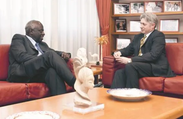 Veleposlanik RS v Rimu Iztok Mirošič in generalni direktor Organizacije Združenih Narodov za prehrano in kmetijstvo (FAO) dr. Jacques Diouf sta se v pogovoru strinjala, da je vprašanje prehranske varnosti politično vprašanje. 
