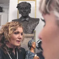 Kot je dejala Petra Majdič, je kipec, ki ga je dobila za naziv Slovenka leta, precej težji od smuči