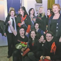 Maksimiljana Ipavec v družbi svojih dobro razpoloženih kombinatk