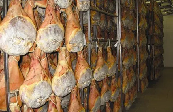 Poznavalec priprave in sušenja pršutov bo danes ob 18. uri v Bunčetovi domačiji predstavil vse skrivnosti tega postopka.