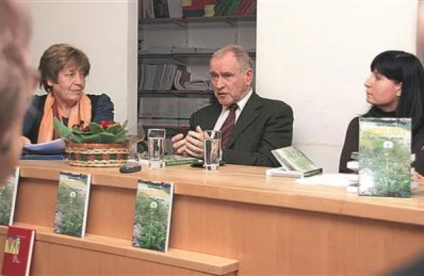 Novo knjigo sta Silvu Faturju pomagali  predstaviti njegovi slavistični kolegici Alferija Bržan (levo) in Elen Slavec.