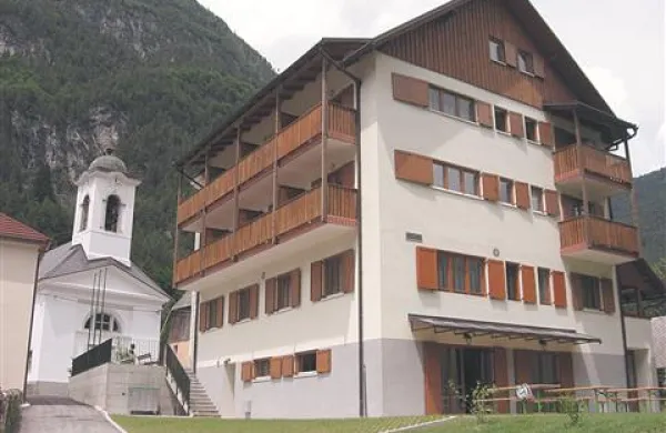 Najemniki (pre)hitro  zapuščajo hotel Šola. 