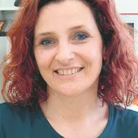  Katja Bucik, logopedinja v Centru za izobraževanje, rehabilitacijo in usposabljanje (CIRIUS) Vipava, že dobro desetletje v svoje delo vključuje prvine plesno gibalne terapije, ki otrokom in mladostnikom s posebnimi potrebami omogočajo doživljanje novih izkušenj, nujno potrebnih za razvoj in za boljšo kakovost življenja. Ob deseti obletnici plesne skupine Vrtiljak, ki jo vodi, je na oder postavila plesno predstavo Rdeči čeveljčki, v kateri so otroci in mladostniki s posebnimi potrebami združili moči s profesionalnimi plesalci. Na odru SNG Nova Gorica je predstava spomladi doživela kar tri ponovitve, oktobra pa so Rdeči čeveljčki svoje sporočilo - da lahko plešemo, kadar želimo in kakor si želimo, torej tudi na invalidskem vozičku - podarili tudi nabito polni Linhartovi dvorani Cankarjevega doma.