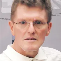 Venčko Petrič:  Član Društva za teorijo in kulturo hendikepa iz Ajdovščine Venčko Petrič je organiziral odmeven dobrodelni koncert. Venčko je bolnik z multiplo sklerozo, a kljub težki bolezni želi živeti sam. Samostojnost in neodvisnost mu omogoča program Neodvisno življenje hendikepiranih društva YHD. Z njegovo pomočjo živi človeka vredno življenje. Na težave hendikepiranih in gluhost države Venčko Petrič z vztrajnim delovanjem opozarja že dolgo, s koncertom pa so v društvu želeli opozoriti na perečo problematiko, s katero se srečujejo zlasti pri financiranju programa.