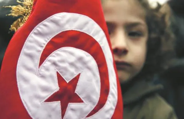 Razmere v Tuniziji se umirjajo, a vojska še vedno nadzira ulice.