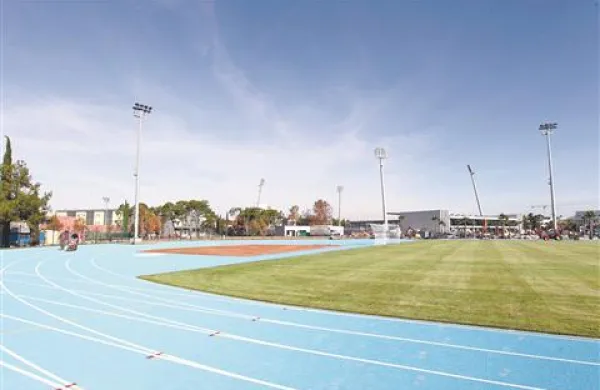 Povsem nov koprski atletski stadion je videti lepo, a ga atleti doslej še niso smeli uporabljati.