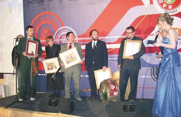 Pupedanci Simon Avsec, Boštjan Požar, Marko Doles in Peter Žnidaršič (z leve proti desni) so osebnosti leta 2010. Priznanja za 18-letno glasbeno pot jim je podelila ministrica za kulturo Majda Širca (druga z leve).