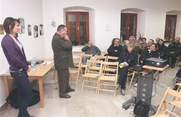 Kakšen (in koliko sploh) turizem je primeren za Kras, so se spraševali v Dutovljah