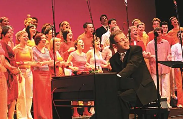 S Perpetuum Jazzile je Tomaž Kozlevčar prvič sodeloval leta 1999 kot glasbeni producent prve zgoščenke Ko boš prišla na Bled, leta 2001 pa se je zasedbi pridružil kot umetniški vodja, dirigent, aranžer in glasbeni producent. S Kozlevčarjevo priredbo Totove skladbe Africa je zbor obnorel svet, saj si je posnetek na YouTubu v dobrem letu ogledalo prek 13 milijonov ljudi. 
