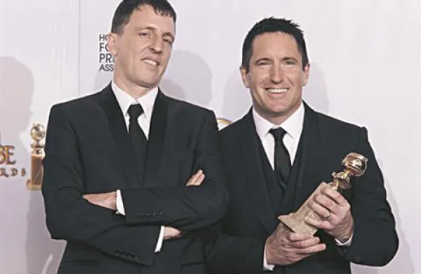 Trent Reznor (desno) in Atticus Ross sta ustvarila glasbeno podlago Socialnemu omrežju.
