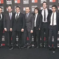 Ekipa Socialnega omrežja od leve proti desne: producenti Cean Chaffin, Dana Brunetti, Scott Rudin, Michael De Luca, izvršni producent Kevin Spacey in igralska zasedba Jessie Eisenberg, Armie Hammer, Andrew Garfield ter scenarist Aaron Sorkin.