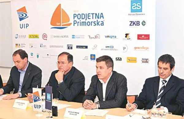 Novinarske konference so se udeležili (z leve) Sergio Stancich, predsednik Zadružne kraške banke, Rado Bohinc, rektor Univerze na Primorskem, Matjaž Primc, direktor UIP in Andrej Baričič, direktor Gea Colege.