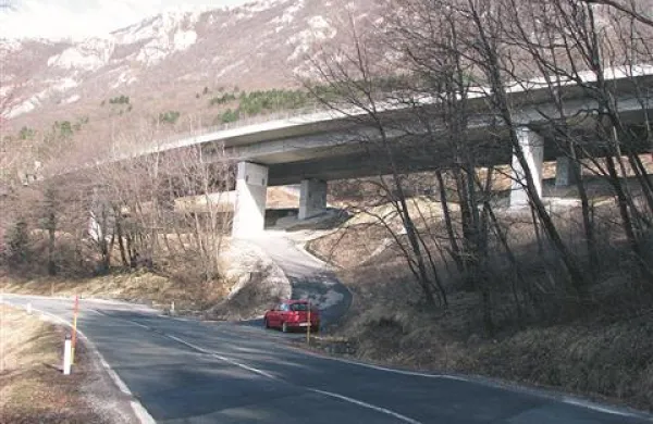 Stara cesta pod pod hitro nad njo se je udrla za približno 20 centimetrov 