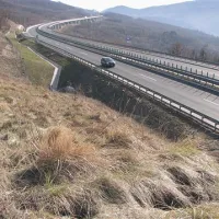 Gmota (v ospredju) so pomika proti hitri cesti