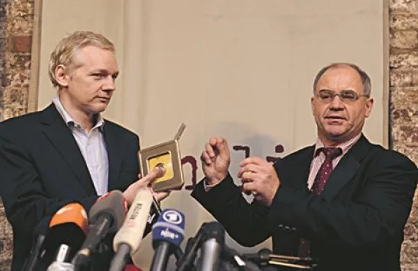 Rudolf Elmer (na fotografiji desno) je bil uslužbenec banke Julius Baer, ene največjih švicarskih zasebnih bank.