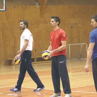 Gregor Jeronič (beli) Jasmin Čuturič (rdeči) in Saša Gadnik (desno) pri vadbi servisa na treningu Marchiola