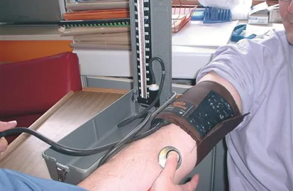 Na podlagi raziskav je stroka opredelila tako imenovano artbitrarno mejo med normalnim in visokim krvnim tlakom. Ta znaša  140/90 mmHg.