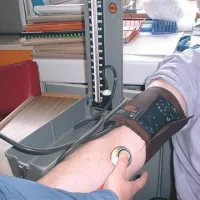 Na podlagi raziskav je stroka opredelila tako imenovano artbitrarno mejo med normalnim in visokim krvnim tlakom. Ta znaša  140/90 mmHg.