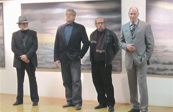 Slikarji (z leve) Aleš Sedmak, Milan Percan, Janez Matelič  in kustos Dean Mehmedovič ob odprtju razstave Trio za Brda