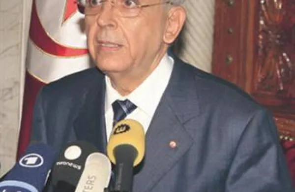 Tunizijski premier Mohammed Ghannouchi je včeraj predstavil novo vlado, v roku pol leta pa bodo v državi tudi parlamentarne in predsedniške volitve.