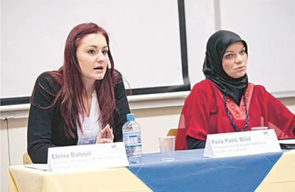 Elvina Babajić (levo) študentka Fakultete za management Univerze na Primorskem je pripravila raziskavo z naslovom Diskriminacija muslimanov na trgu dela.