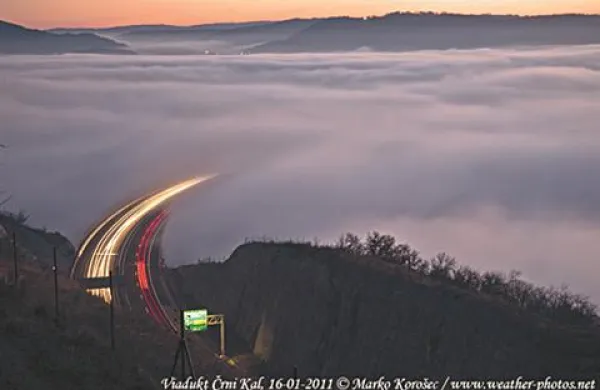 Sanjska podoba viadukta Črni Kal minulo nedeljo ob 17.30: megla je na polovici viadukta   dobesedno požrla avtocesto