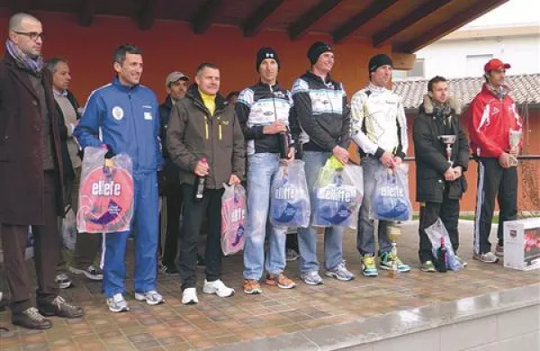 Najboljši moški na 30 kilometrov, v sredini sta Peter Harnold in Benjamin Skok (četrti in peti z desne), drugi z leve je Matjaž Vrhunc