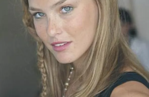 Manekenka Bar Refaeli gre po stopinjah svojega nekdanjega partnerja Leonarda Di Capria.