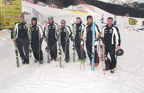 Primorci v St. Antonu z ambasadorjem slovenskega smučanja Bojanom Križajem (z leve): Tomaž Bertok (SK Vitas), Ivan Gruden (vodja referata ZUTS),  Rado Pišot, Bojan Križaj, Vid Baruca, Tomo Kodelja (demonstratorja) in Bojan Šturm (SK Capris).