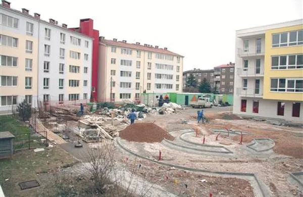 Dvorišče med Resjem (desno), Domom upokojencev in stanovanji NS PIZ (na levi strani) je sedaj še gradbišče. Ko bo urejeno, bo namenjeno stanovalcem vseh treh stavb. Vsa razmerja med naštetimi so urejena, zagotavljajo na NS PIZ in v Kraškem zidarju.