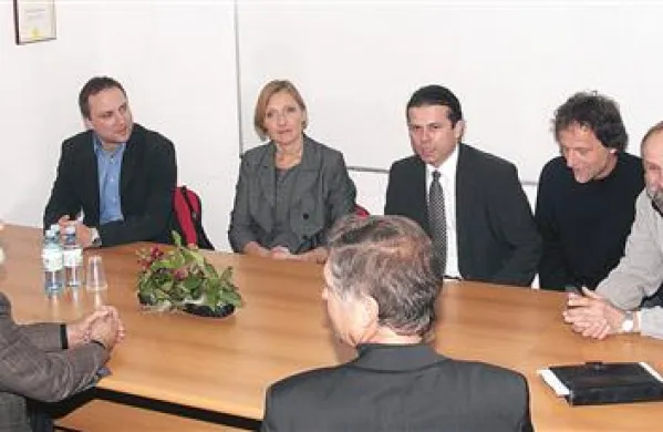 Predsednica uprave Darsa Mateja Duhovnik se je sinoči  v prostorih KS Žusterna sestala s predstavniki prebivalcev, ki živijo nad bodočim predorom med Koprom in Izolo