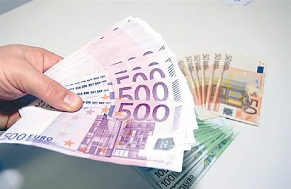 Tat je iz hiše odšel z zajetno vsoto denarja.