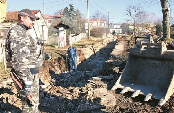 V Hrušici kopljejo kanale za urejanje kanalizacije
