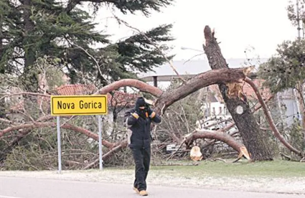 Na najbolj izpostavljenih legah Primorske bo burja dosegla hitrost 140 kilometrov na uro. 