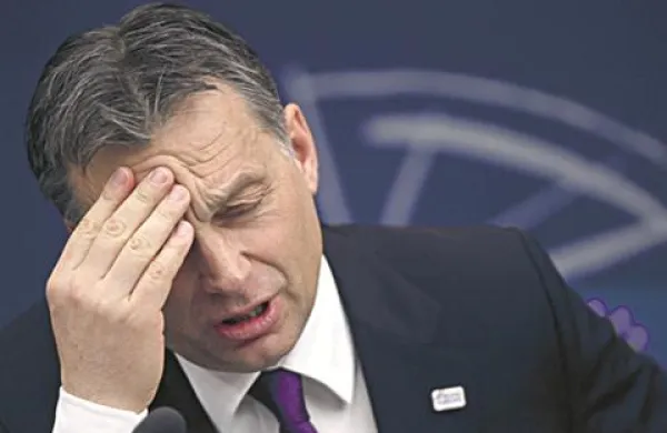 Madžarskega premierja v Strasbourgu sprejeli z zalepljenimi usti