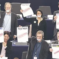 Madžarskega premierja Viktorja Orbana so poslanci iz vrst Zelenih pričakali z zalepljenimi usti in transparenti, na katerih je pisalo cenzura.