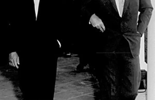 Sargent Shriver (na levi) je svojemu svaku Johnu F. Kennedyju (na desni)  pomagal pri predsedniški kampanji leta 1960. 