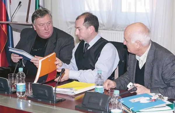Župan  Logatca  Berto Menard, koordinator Gojupa  Gašpar Mišič in župan Hrpelj ter predsedujoči Gojupa Zvonko Benčič Midre so si bili včeraj z ostalimi župani Istre, Krasa in Notranjske enotni, da bi najkasneje do leta 2015 zgradili skupni center za ravnanje z odpadki v Logatcu   