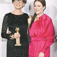 Annete Benning (levo) in Julianne Moore