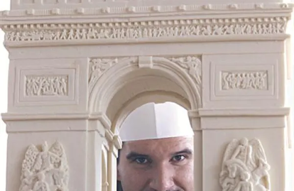 Čokoladni Slavolok zmage, za njim pa čokoladni mojster Mirco Della Vecchia