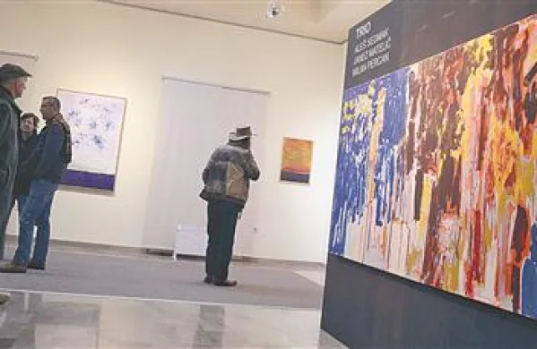 Razstava Trio bo v galeriji koprskega Pokrajinskega muzeja in v izolski Insuli na ogled do 5. februarja.