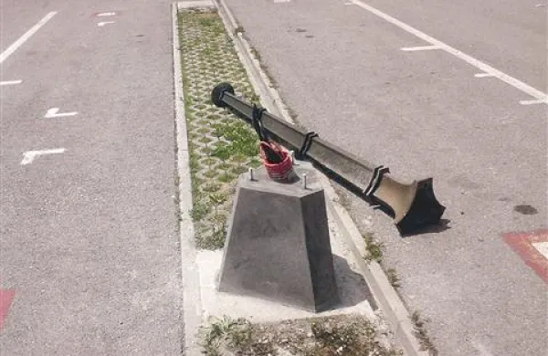 Eno od svetilk pred centrom Primorka so tatovi le odstranili z betonskega podstavka, niso je pa uspeli odpeljati.