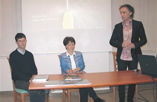 Novi knjigi iz založbe ZRC SAZU so predstavili avtorja (z leve )Janez Turk in Janja Kogovšek ter predstojnik Inštituta za raziskovanje krasa Tadej Slabe.