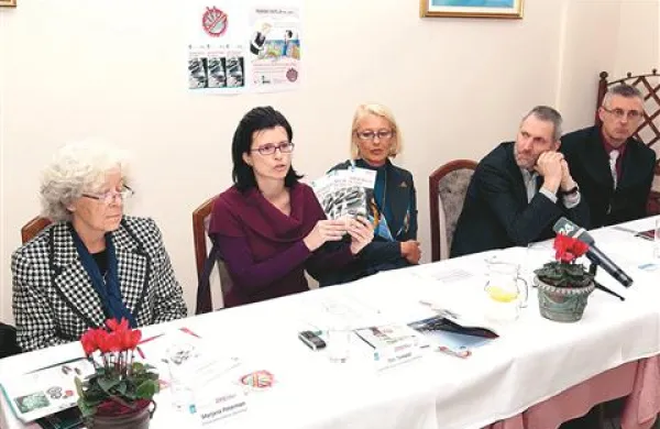 Tina Trampuš drži v rokah zloženke o morskih datljih, zaščitenih, a še vedno iskanih školjkah, ki jih ni mogoče gojiti.