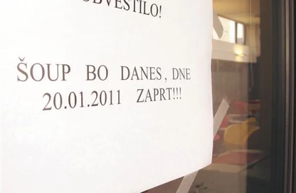 Obvestilo na vratih je bilo brez pojasnila
